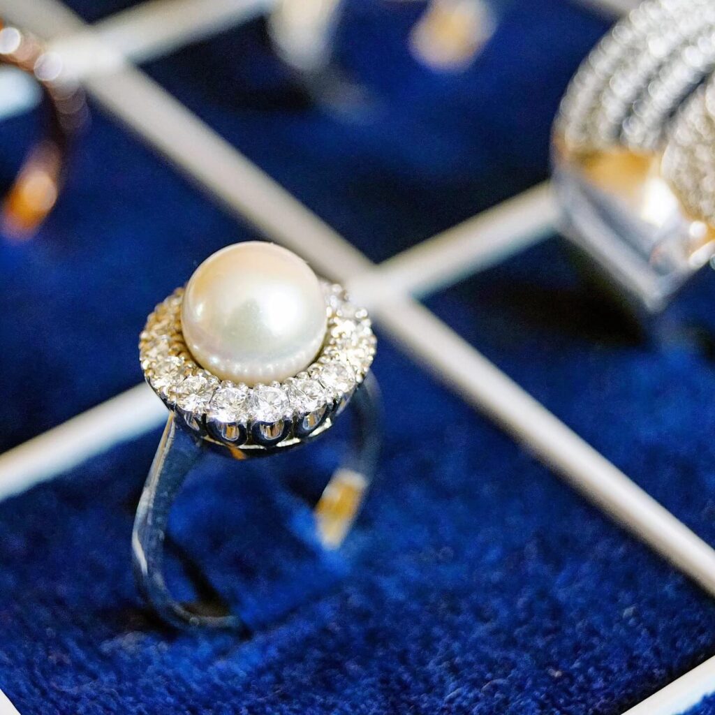 Find your holiday sparkle as you browse Greenhills more than 300 stores selling the finest South Sea pearls.
