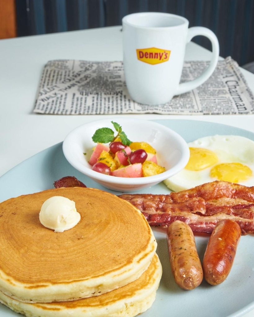 dennys pancakes min