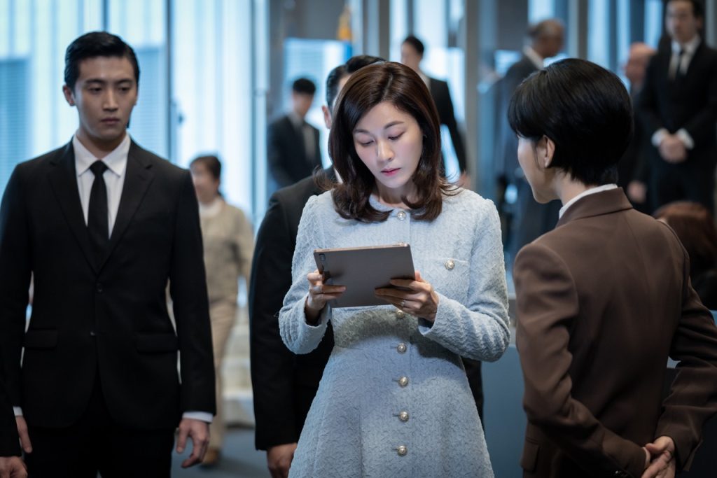 REVIEW: Big Stars and impressive budget propel ‘Red Swan’ through its hazy first two episodes 5 Red Swan Oh Wansoo Still 1