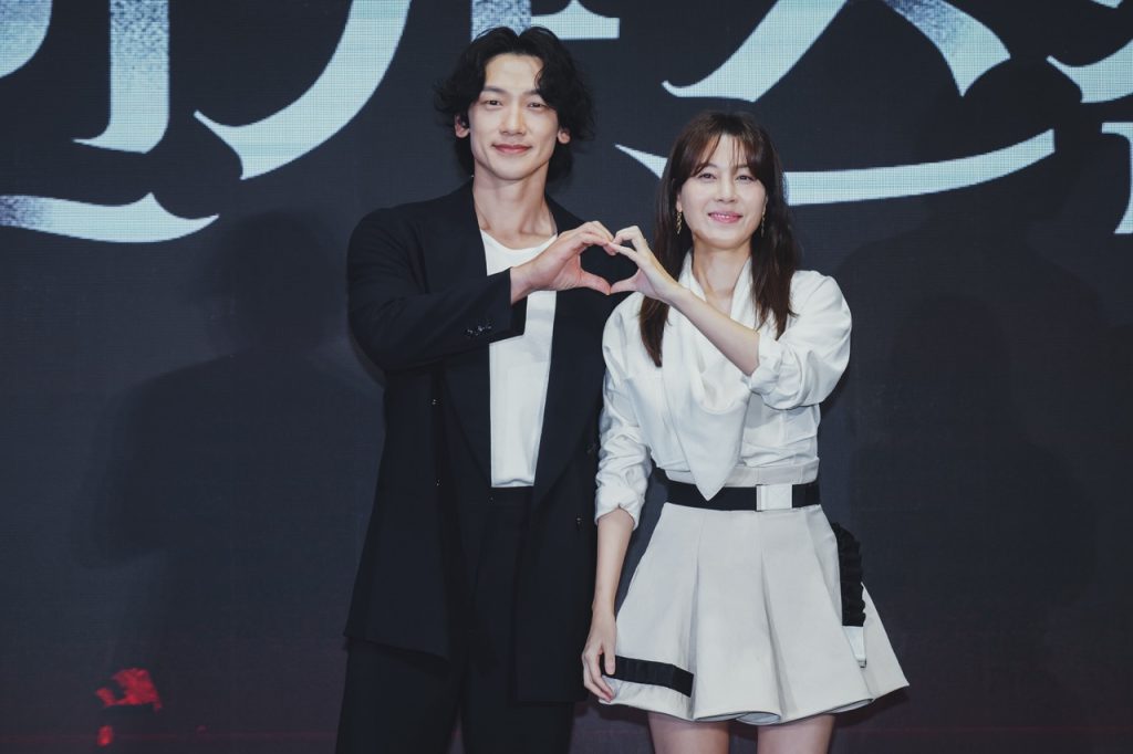Superstars Rain and Kim Ha Neul Talk About Their New Drama ‘Red Swan’ on Disney+ 5 Red Swan YJH00145