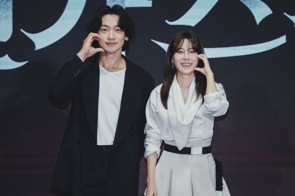 Superstars Rain and Kim Ha Neul Talk About Their New Drama ‘Red Swan’ on Disney+ 6 Red Swan YJH00158