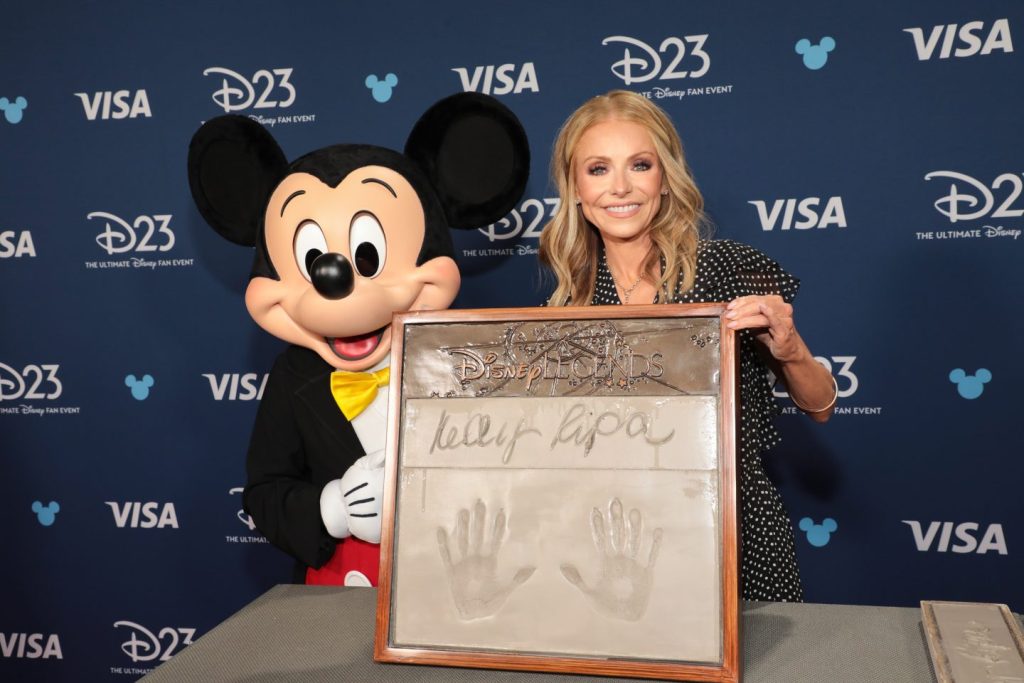 Disney Honors 14 New Disney Legends in Star-Studded Ceremony Closing Out Historic D23 Fan Event 2 Kelly Ripa
