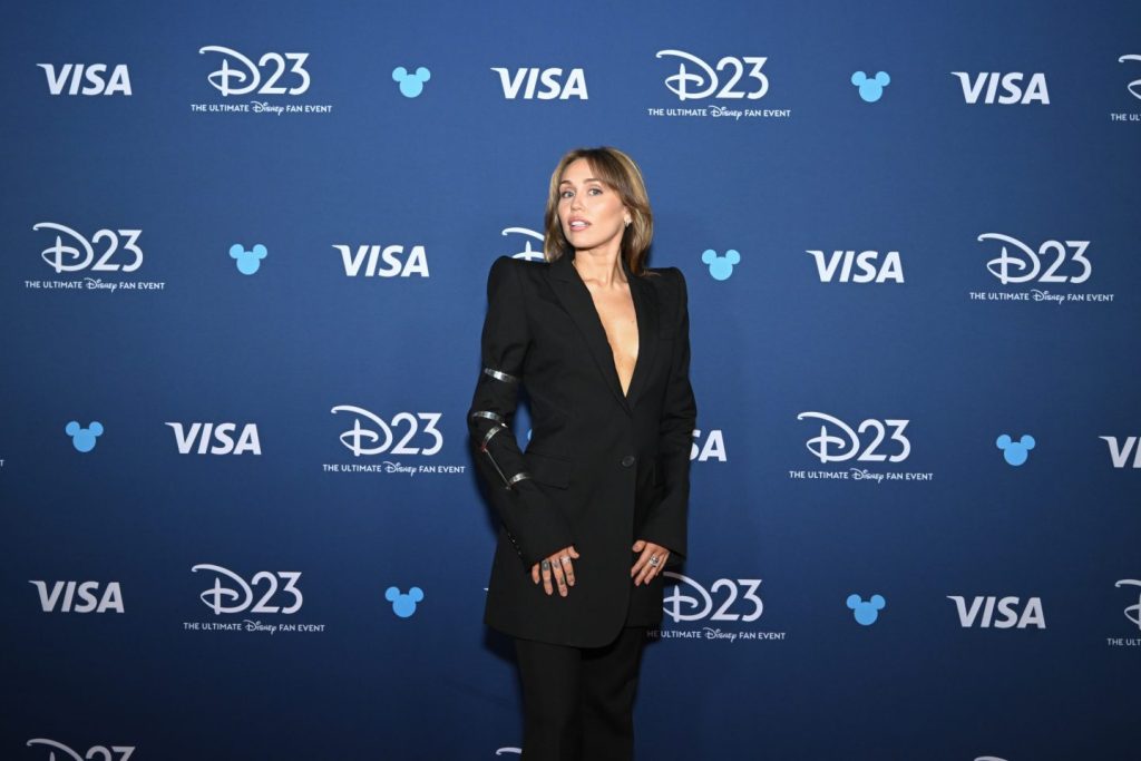 Disney Honors 14 New Disney Legends in Star-Studded Ceremony Closing Out Historic D23 Fan Event 6 Miley Cyrus