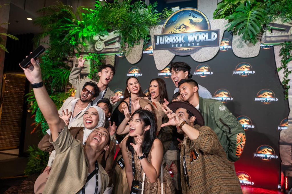 Catriona Gray Joins "Jurassic World Rebirth" Launch in Thailand with Jaw-Dropping Spinosaurus Spectacle 7 Group 03