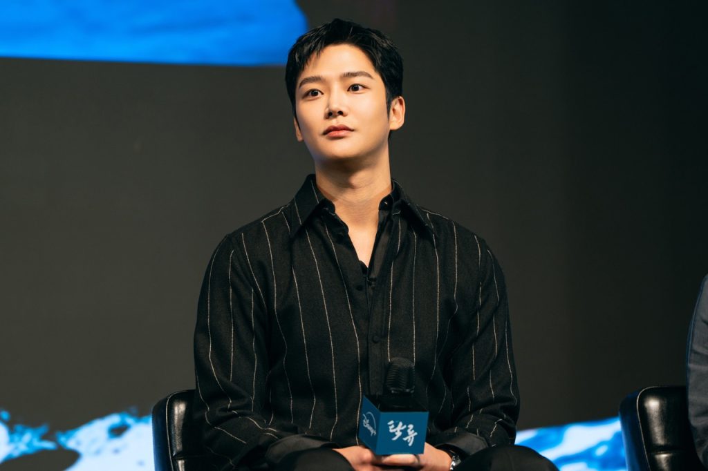 Disney+ Streaming Review: ‘The Murky Stream’ Starts Strong With a Transformed Rowoon Heading This Incredible Ensemble 37 Rowoon at the Press Conference of Disney+ The Murky Stream