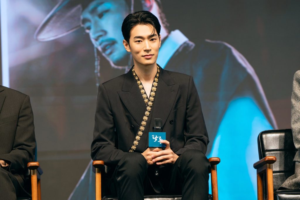 Disney+ Streaming Review: ‘The Murky Stream’ Starts Strong With a Transformed Rowoon Heading This Incredible Ensemble 39 The Murky Steam 탁류 박서함 2
