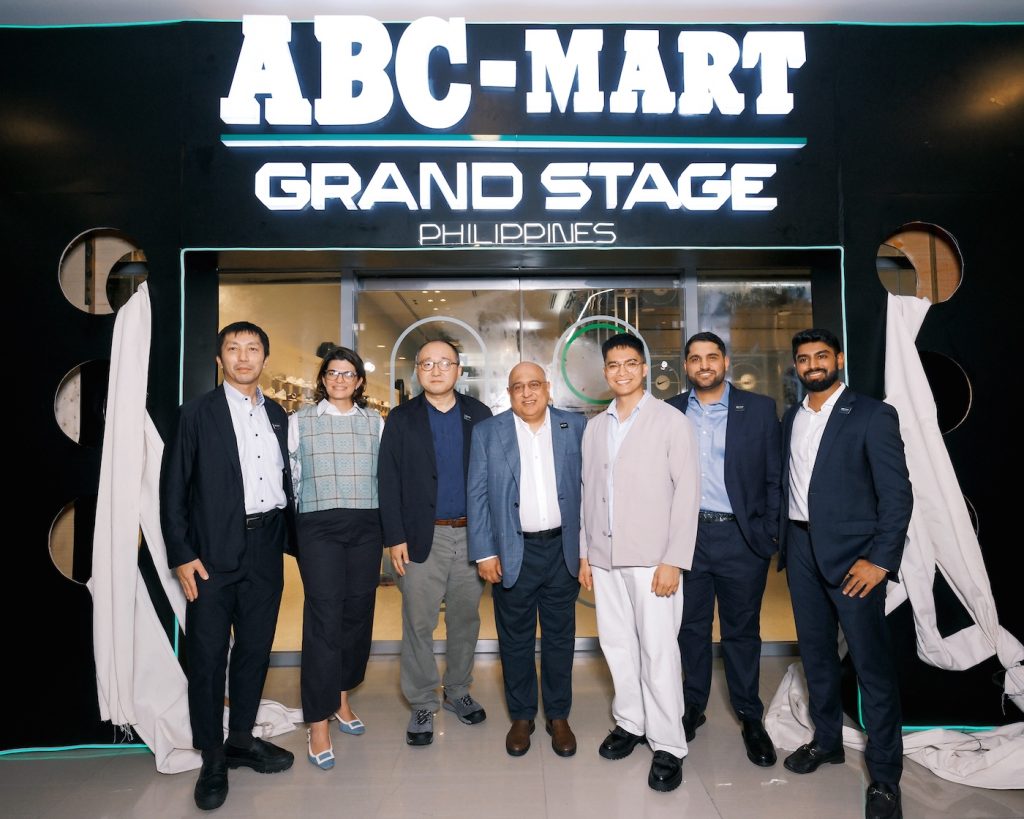 ABC-MART Grand Stage BGC Ceremonial Shoelace Untying