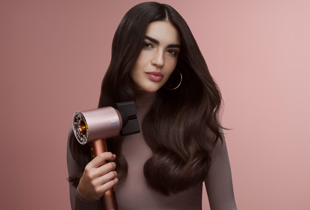 HD16 DKPCHTRLCHMBUR 157 RGB InUse Q42025 Type3 LongWavy StylingConcentrator A0 TINT