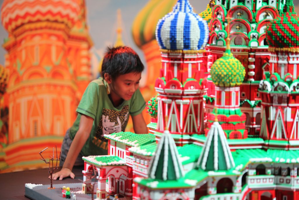 Santa Brings the Holidays to Life at Brickman® Wonders of the World in Manila! 3 Wonders of the World 1