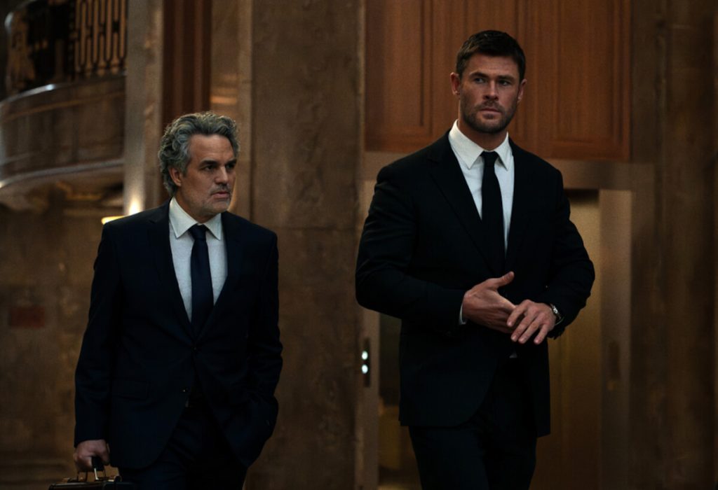 Davis Chris Hemsworth right and Lou Mark Ruffalo left in CRIME 101 1000x683 thumbnail