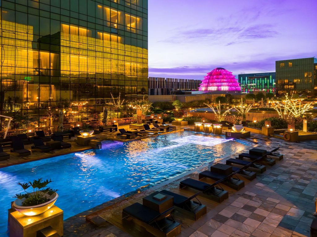 4 Hyatt Regency Manila swimming pool
