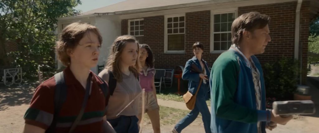 Anne Hathaway and Ewan McGregor Fight for Survival in “The End of Oak Street” New Trailer 2 5