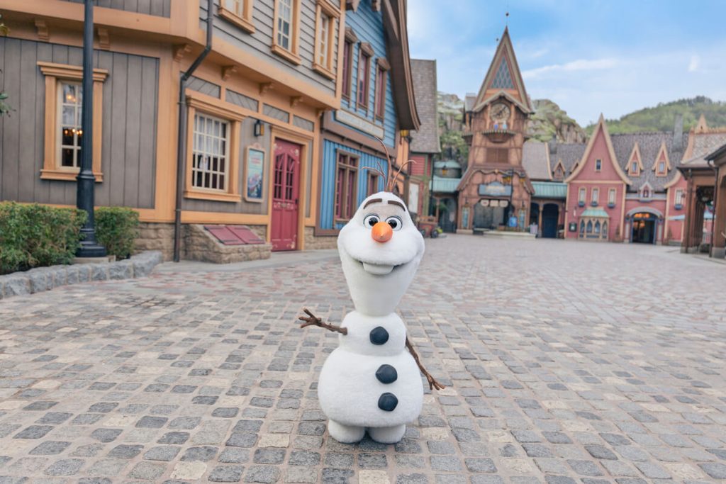Share Holiday Magic with Family and Friends as the First Snowfall Arrives at “A Disney Christmas” in Hong Kong Disneyland 1 Olaf brings in Arendelle s very first Winterfest