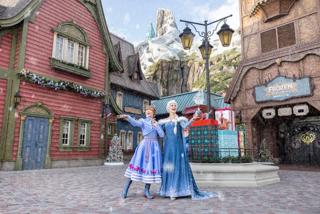 Share Holiday Magic with Family and Friends as the First Snowfall Arrives at “A Disney Christmas” in Hong Kong Disneyland 2 Elsa and Anna in winter attire