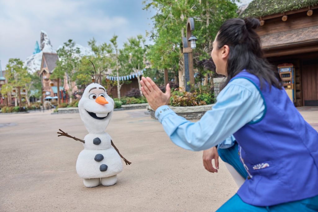 Share Holiday Magic with Family and Friends as the First Snowfall Arrives at “A Disney Christmas” in Hong Kong Disneyland 3 Encounter with Olaf at World of Frozen