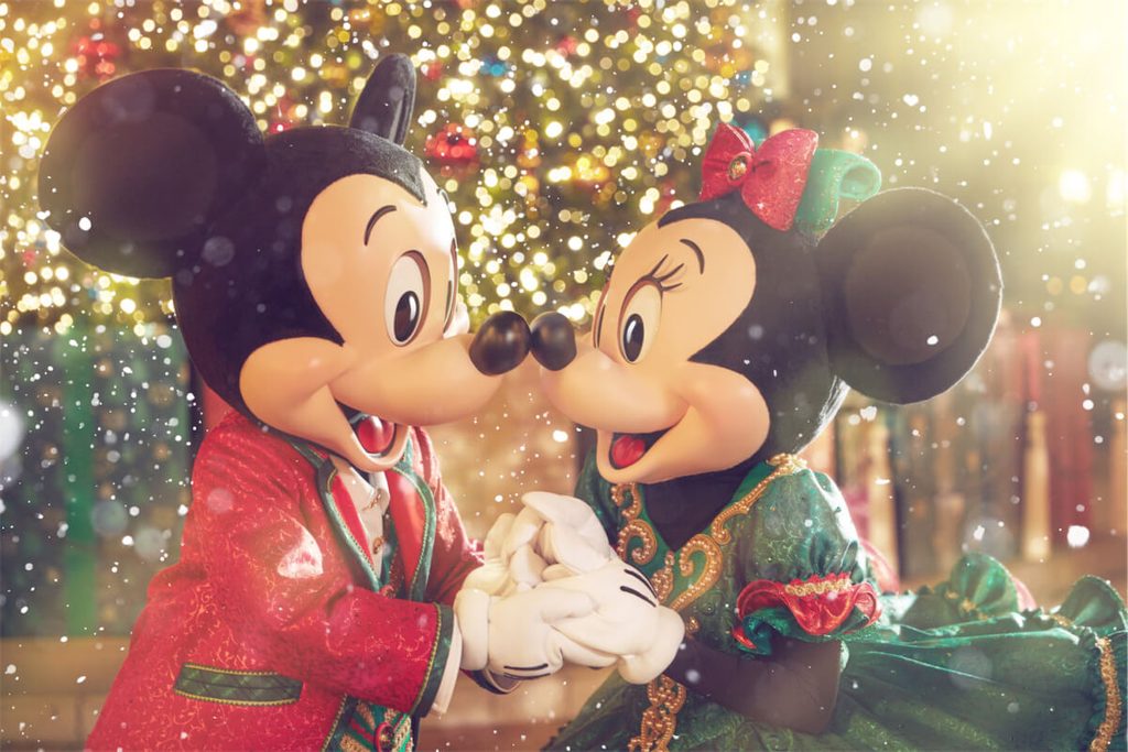 Share Holiday Magic with Family and Friends as the First Snowfall Arrives at “A Disney Christmas” in Hong Kong Disneyland 5 Mickey and Minnie in Holiday Outfit
