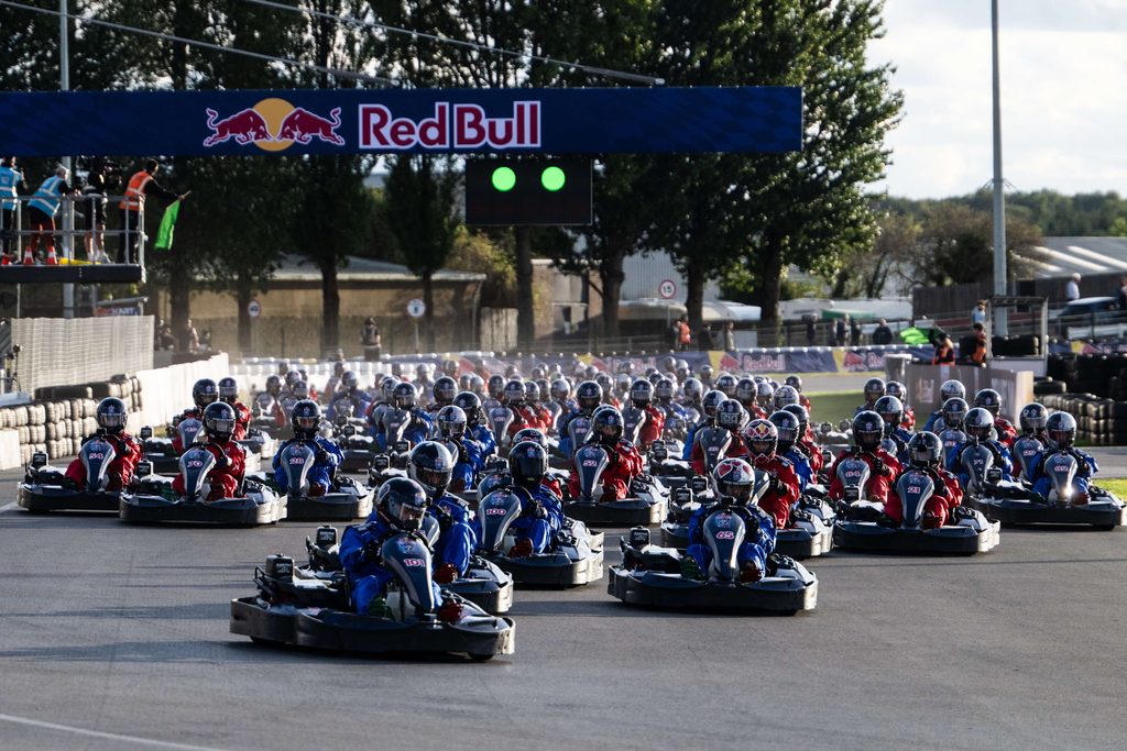 Max Verstappen passes 100 karts in just 14 laps in Red Bull's Max vs 100 5 Max vs 100 Race Photo 03.jpg