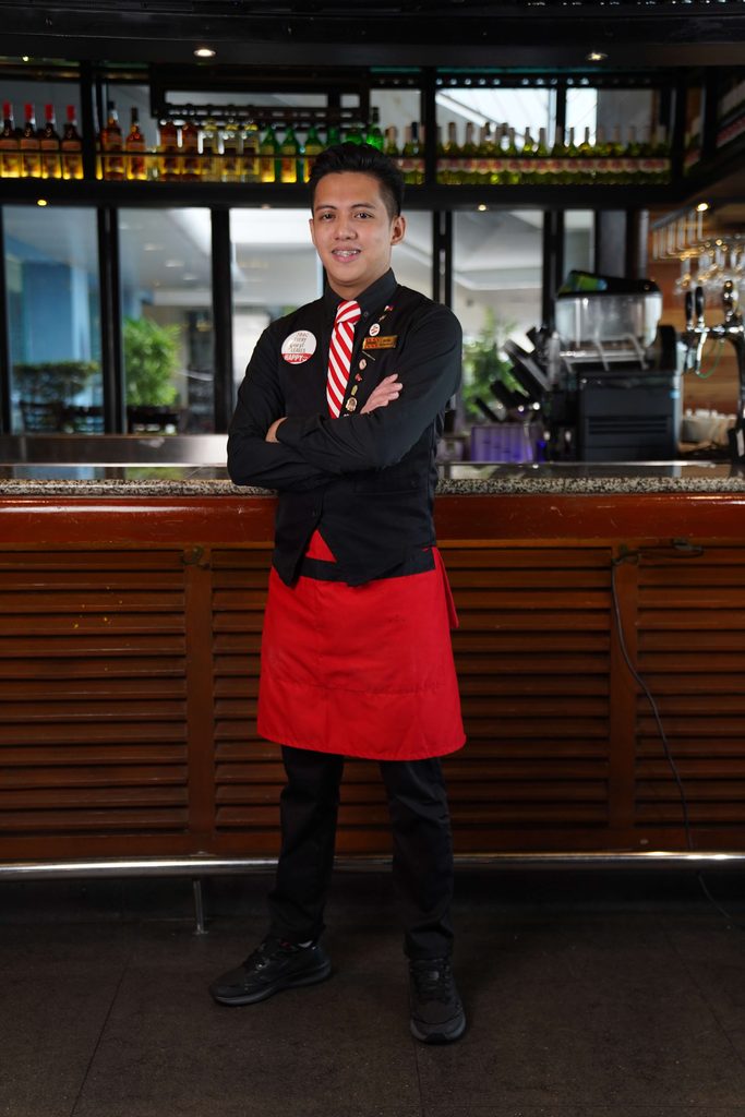 Filipino TGI Fridays Bartender Roniel Lopez Wins World Bartending Championship 2 Filipino TGIFridays Bartender Roniel Lopez Named World Bartending Champion 1